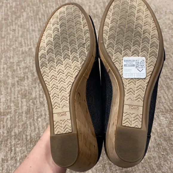 Denim Toms wedge open-toed shoes - size 7.5 - Picture 3 of 4